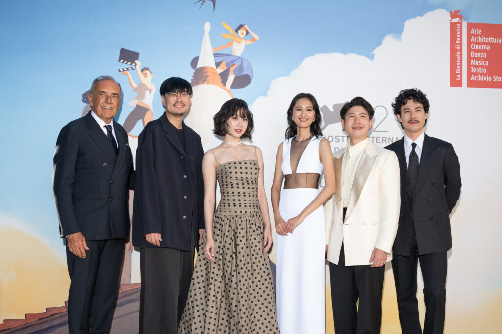 Les Thaïlandais de Human Resource posent avec le directeur du festival