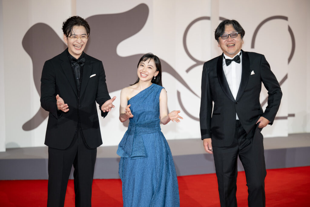 Masaki Okada Mana Ashida et Mamoru Hosoda (Scarlet)