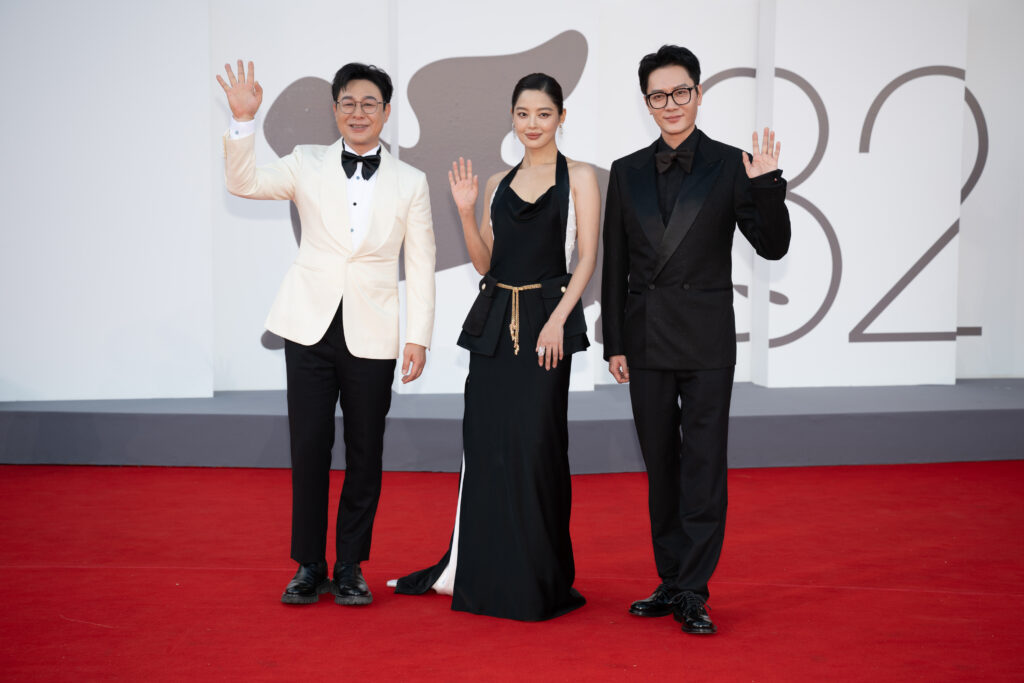 Zhang Songwen Xin Zhilei et Feng Shaofeng de The Sun Rises On Us All, projeté en tant que séance principale de la journée