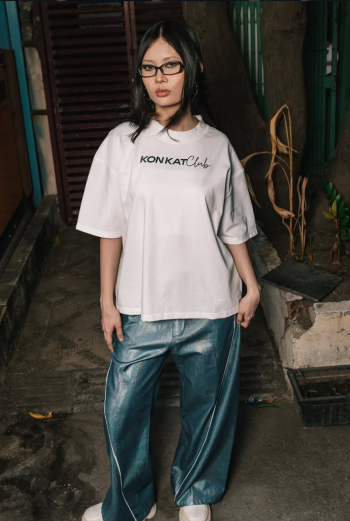 mannequin femme portant des lunettes et un tee-shirt blanc avec écrit "kon kat"