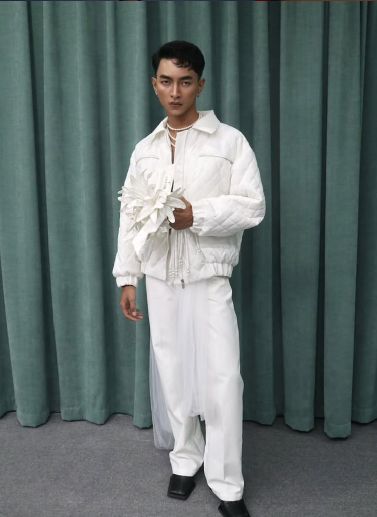 Homme portant un pantalon et une veste blanche de la marque revivre